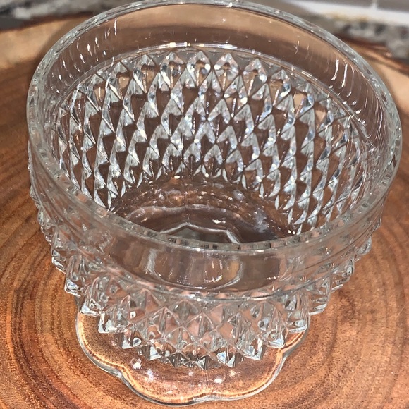 Indiana Glass Sugar Candy Bowl Diamond Cut Pattern with scalloped pedestal base - Picture 2 of 10